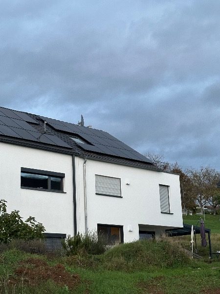 15 Aiko-Module mit 475 Watt und Energiespeicher