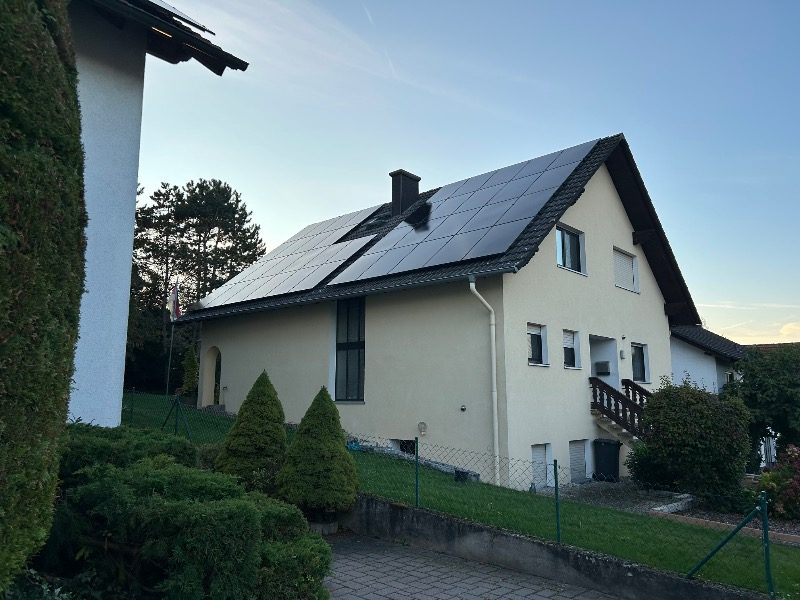 19-kWp-Schrägdachanlage mit 40 Modulen und FoxESS-Hybrid-Wechselrichter
