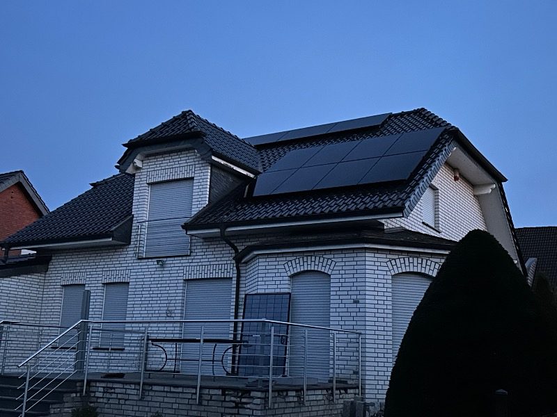 Schrägdach-Anlage mit 22 Modulen und Energiespeicher
