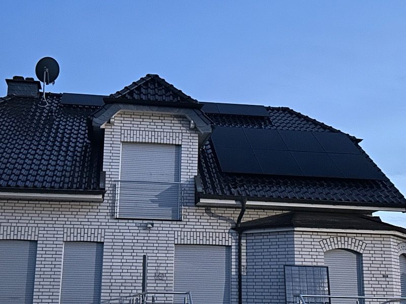 Fertig installierte Photovoltaik-Module – Referenzprojekt in Baesweiler