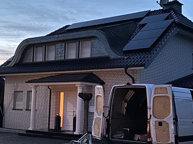 Fertig installierte Photovoltaik-Module – Referenzprojekt in Baesweiler