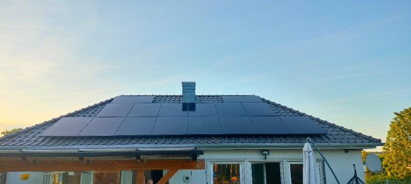 13,5-kWp-Schrägdachanlage mit 27 Modulen und 10,4-kWh-Speicher