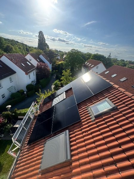 Fertig installierte Photovoltaik-Module – Referenzprojekt in Berlin