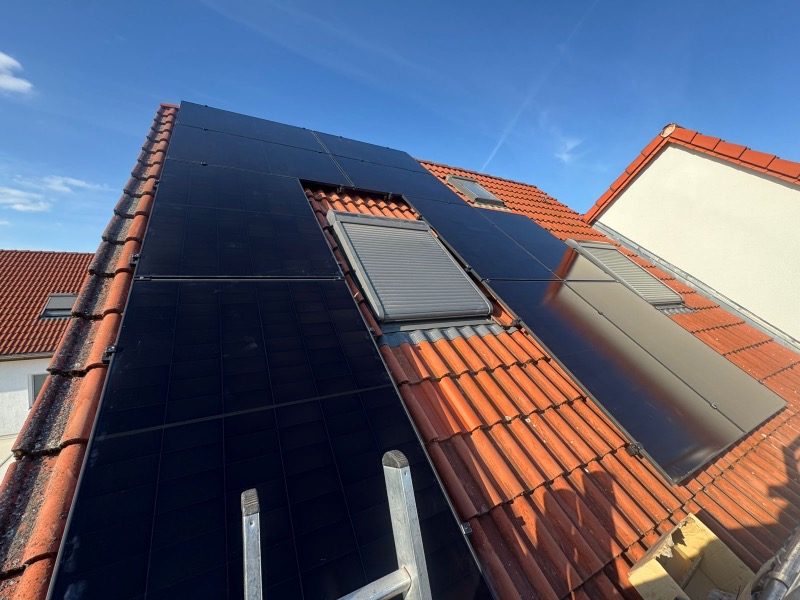 Fertig installierte Photovoltaik-Module – Referenzprojekt in Berlin
