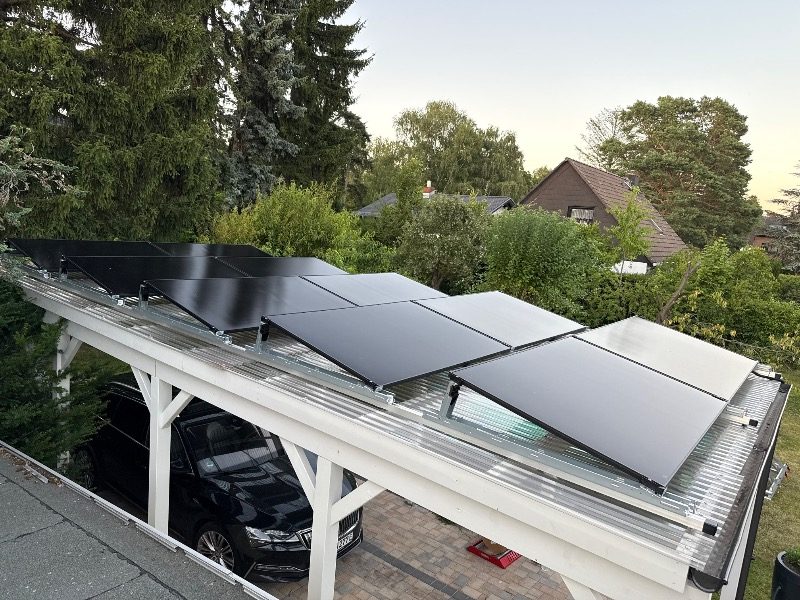 Fertig installierte Photovoltaik-Module – Referenzprojekt in Berlin