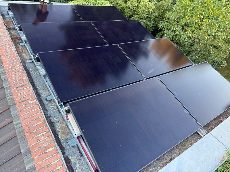 Fertig installierte Photovoltaik-Module – Referenzprojekt in Berlin