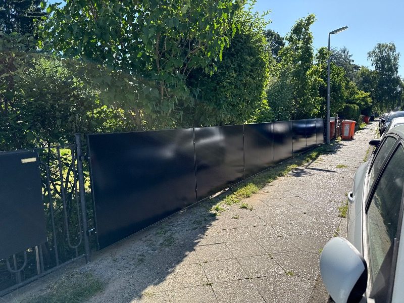 Fertig installierte Photovoltaik-Module – Referenzprojekt in Berlin