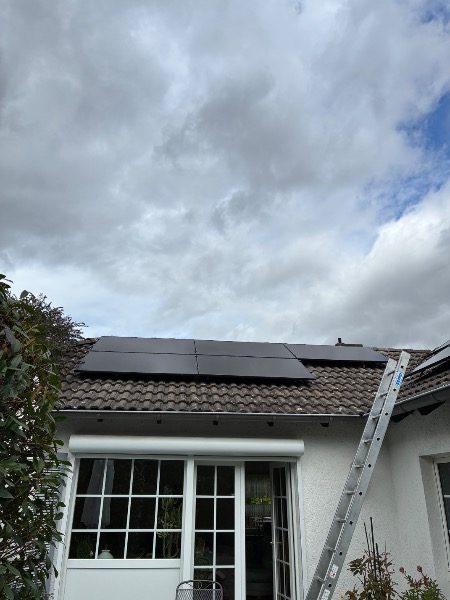 Fertig installierte Photovoltaik-Module – Referenzprojekt in Bonn