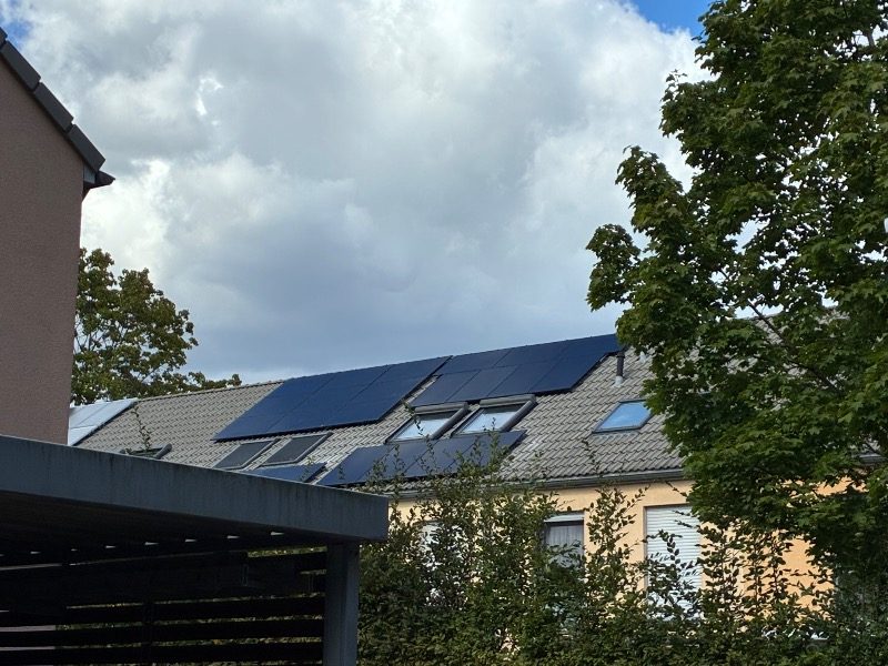 Fertig installierte Photovoltaik-Module – Referenzprojekt in Bonn