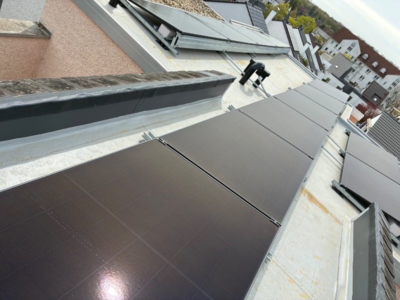 Flachdach-Anlage aufgeständert mit rund 5,8 kWh Speicher