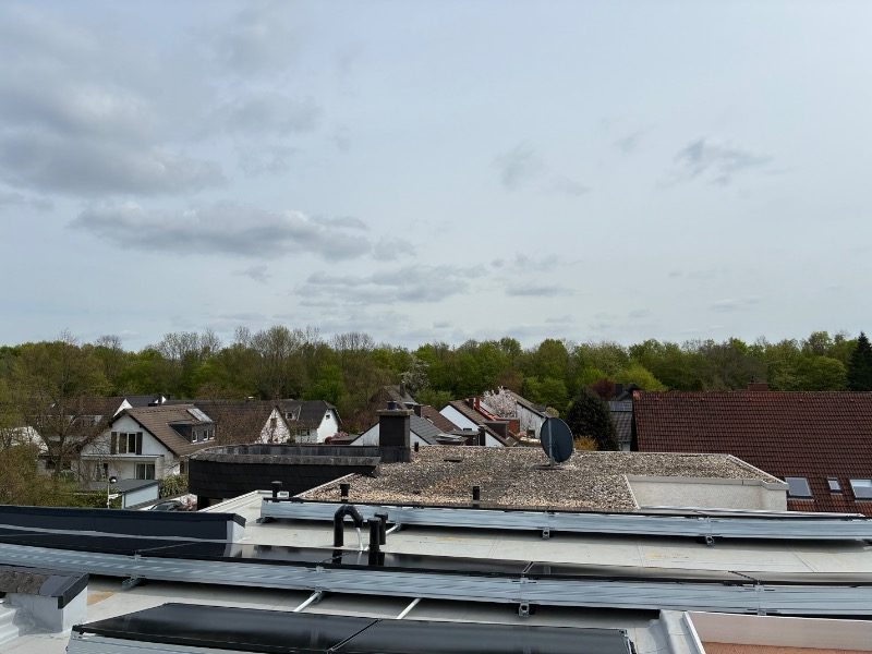 Fertig installierte Photovoltaik-Module – Referenzprojekt in Bonn