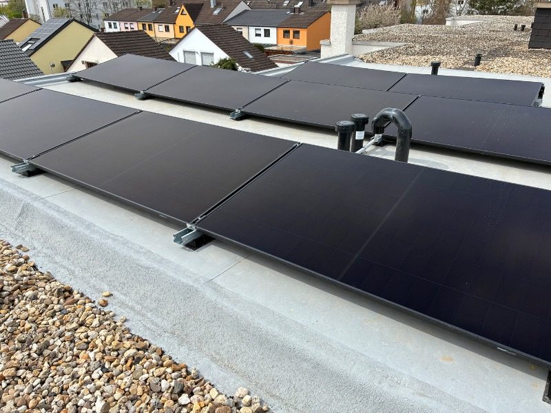 Fertig installierte Photovoltaik-Module – Referenzprojekt in Bonn