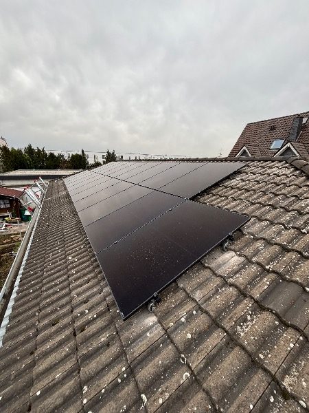 Fertig installierte Photovoltaik-Module – Referenzprojekt in Bornheim