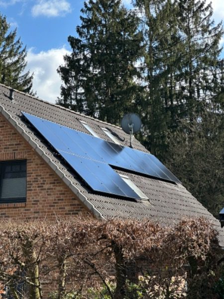 Fertig installierte Photovoltaik-Module – Referenzprojekt in Buchholz in der Nordheide