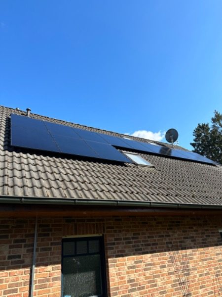 Fertig installierte Photovoltaik-Module – Referenzprojekt in Buchholz in der Nordheide