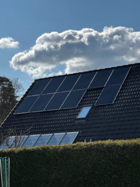 Fertig installierte Photovoltaik-Module – Referenzprojekt in Buchholz in der Nordheide