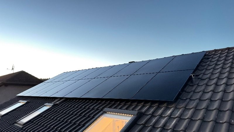 22 Aiko-Module auf dem Schrägdach, 10,1 kWp