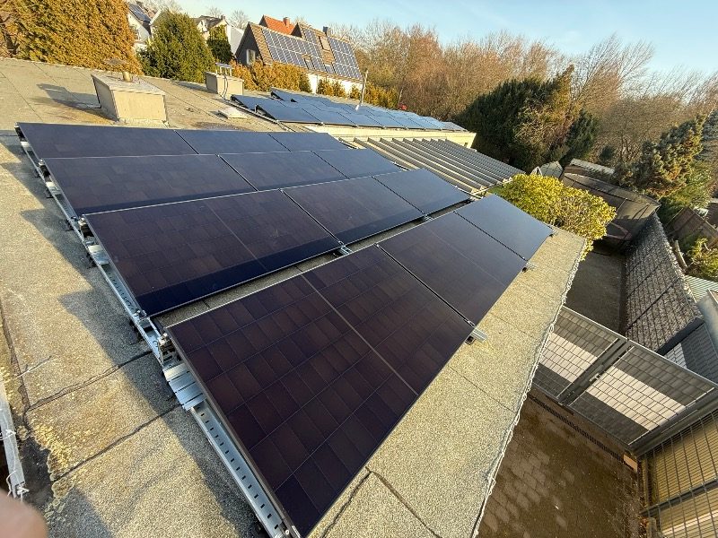 Flachdach-Großanlage: 36 Module, 16,6 kWp, mit Speicher