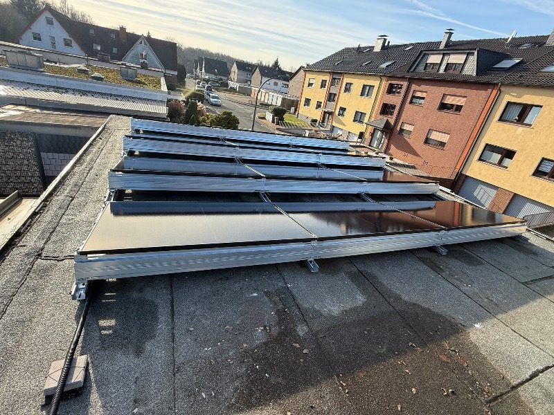 Fertig installierte Photovoltaik-Module – Referenzprojekt in Dortmund