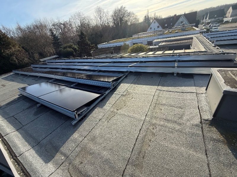 Fertig installierte Photovoltaik-Module – Referenzprojekt in Dortmund