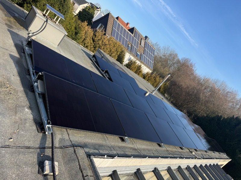 Fertig installierte Photovoltaik-Module – Referenzprojekt in Dortmund