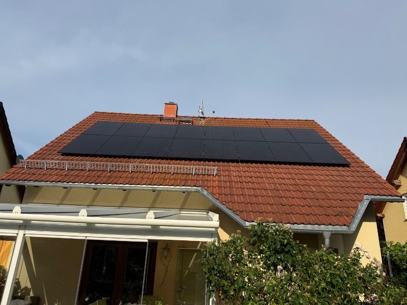 12,6-kWp-Anlage mit Hybrid-Wechselrichter und Speicher