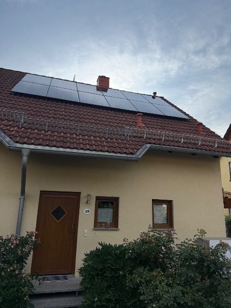 Fertig installierte Photovoltaik-Module – Referenzprojekt in Dresden