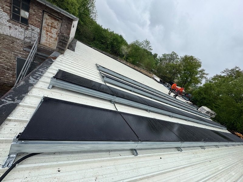 Großanlage: 64 Module, 29,8 kWp, aufgeständertes Flachdach