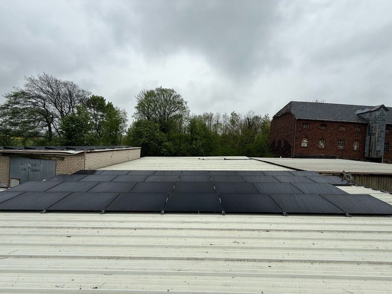 Fertig installierte Photovoltaik-Module – Referenzprojekt in Düren