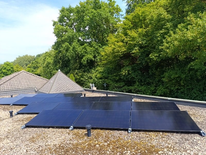 7,4 kWp auf dem Flachdach mit rund 10,4 kWh Speicher