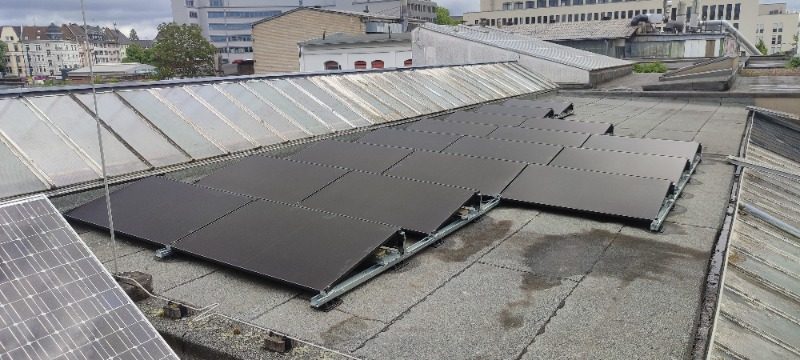 Fertig installierte Photovoltaik-Module – Referenzprojekt in Düsseldorf