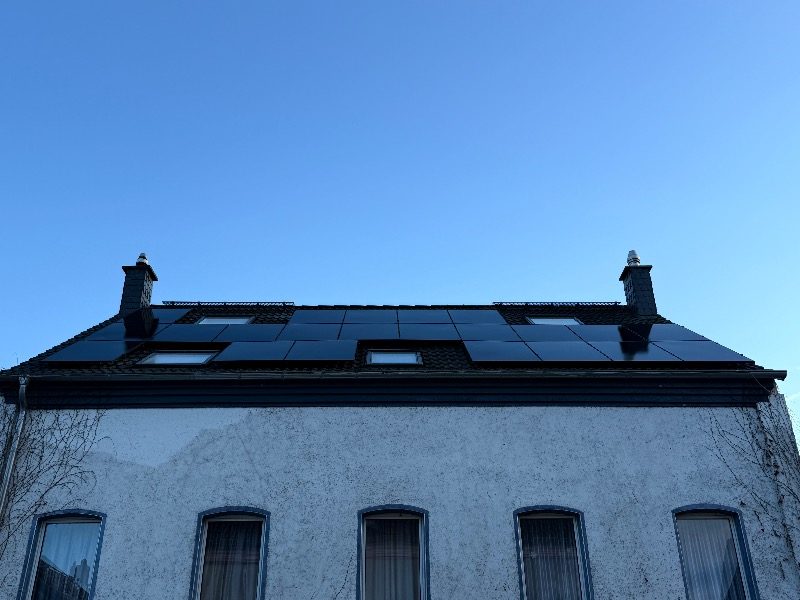 Fertig installierte Photovoltaik-Module – Referenzprojekt in Düsseldorf