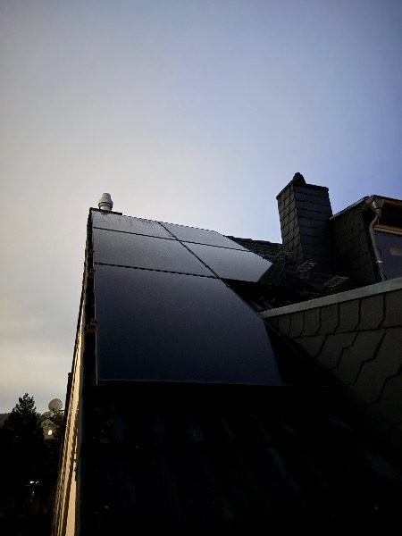 Fertig installierte Photovoltaik-Module – Referenzprojekt in Düsseldorf