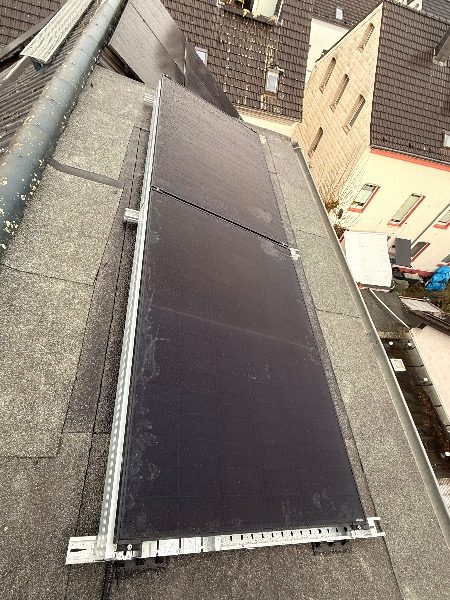 Fertig installierte Photovoltaik-Module – Referenzprojekt in Düsseldorf