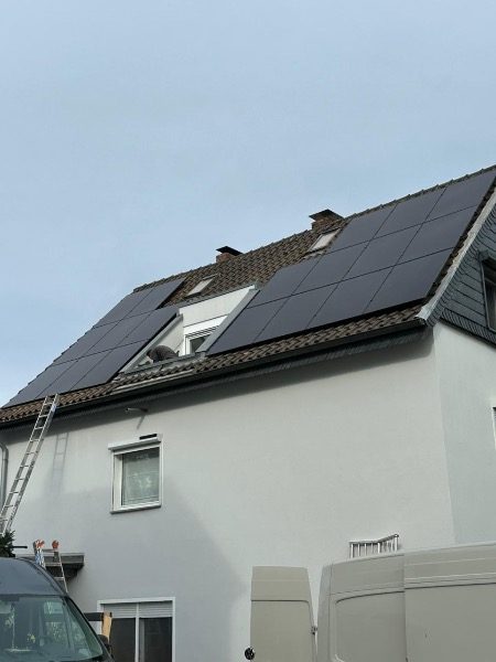 Schrägdach-Anlage mit 8,3 kWp und 10,4 kWh Speicher