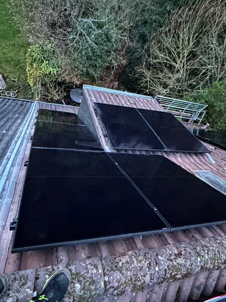 Fertig installierte Photovoltaik-Module – Referenzprojekt in Düsseldorf