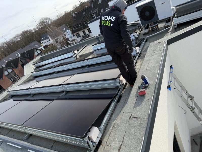 Fertig installierte Photovoltaik-Module – Referenzprojekt in Duisburg