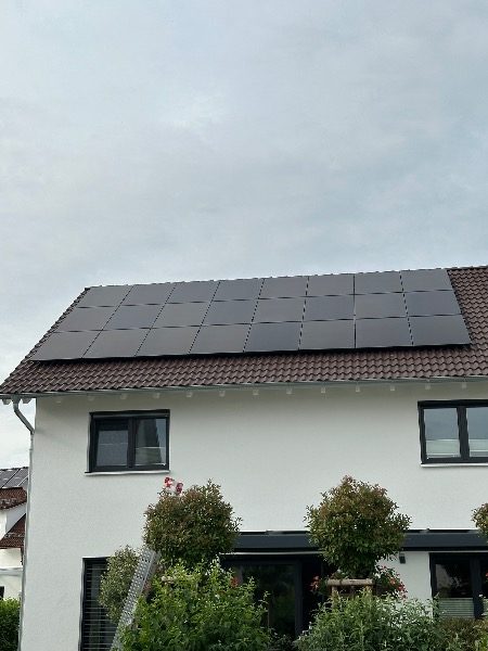 Schrägdach-Anlage mit Speicher und FoxESS-Wechselrichter