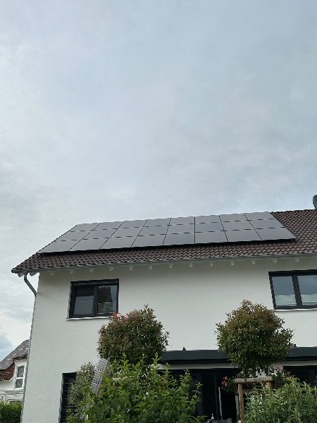 Fertig installierte Photovoltaik-Module – Referenzprojekt in Emmendingen