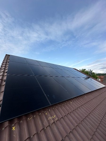 Fertig installierte Photovoltaik-Module – Referenzprojekt in Emmendingen
