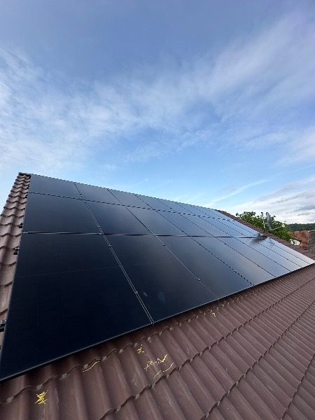 Fertig installierte Photovoltaik-Module – Referenzprojekt in Emmendingen