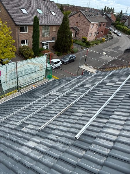 Unterkonstruktion während der Montage – Referenzprojekt in Frechen