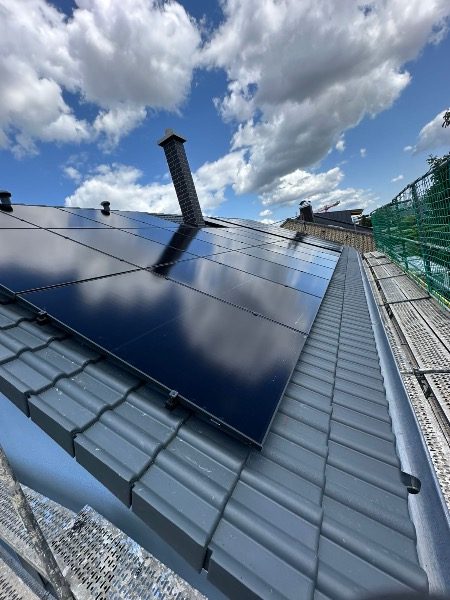 Schrägdach mit 10,8 kWp, Speicher und FoxESS-Wechselrichter