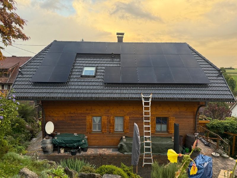 15,6-kWp-Anlage mit 34 Modulen und rund 10,4-kWh-Speicher