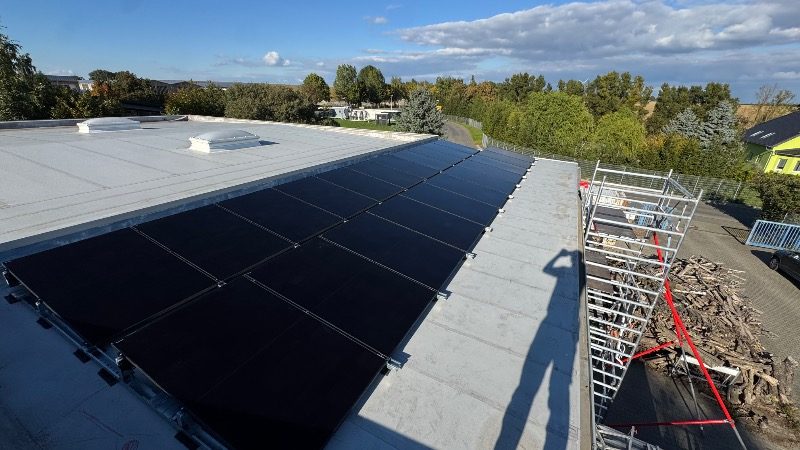 Fertig installierte Photovoltaik-Module – Referenzprojekt in Grimma