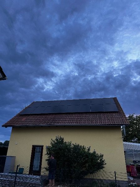 Schrägdach-Anlage mit 7,4 kWp und 10,4-kWh-Speicher