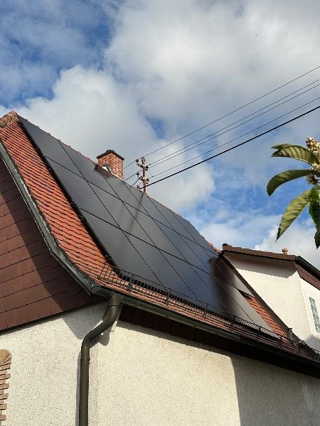 7,8-kWp-Schrägdachanlage mit Smart-Wechselrichter und Speicher