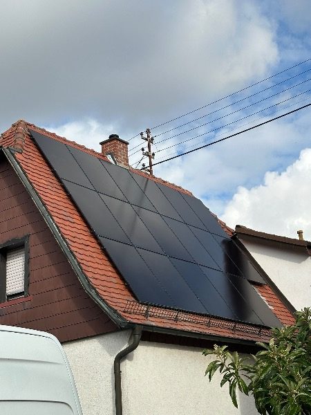Fertig installierte Photovoltaik-Module – Referenzprojekt in Großniedesheim