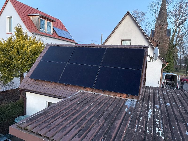 Fertig installierte Photovoltaik-Module – Referenzprojekt in Halle (Saale)