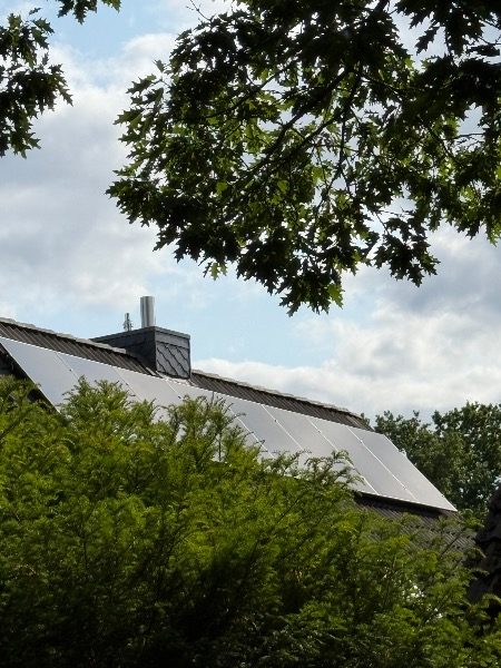 Fertig installierte Photovoltaik-Module – Referenzprojekt in Hamburg